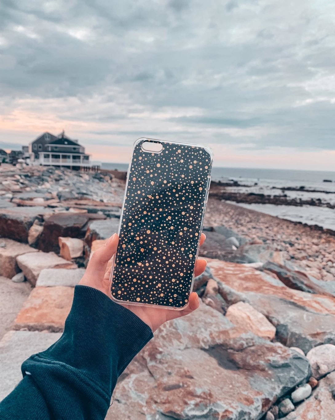 black and gold dots case is the perfect summer case, get yours now on the link in our bio! •
•
•
•
•
•
•