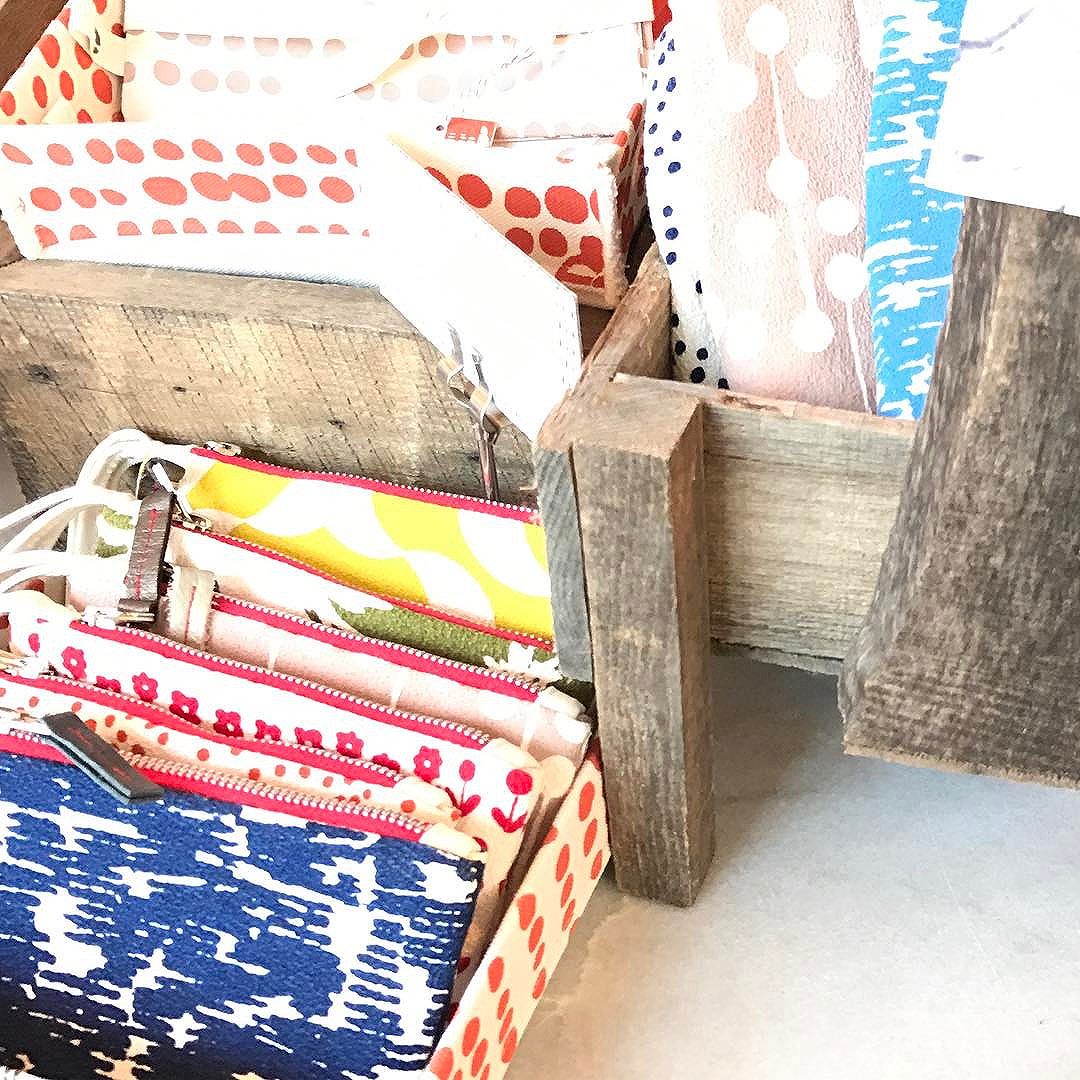 Love the bright colors of these @erinflett linen bags from @blancheandmimi. I want one of each! #portlandmaine #maine #shoplocal #springiscoming #heartenhome