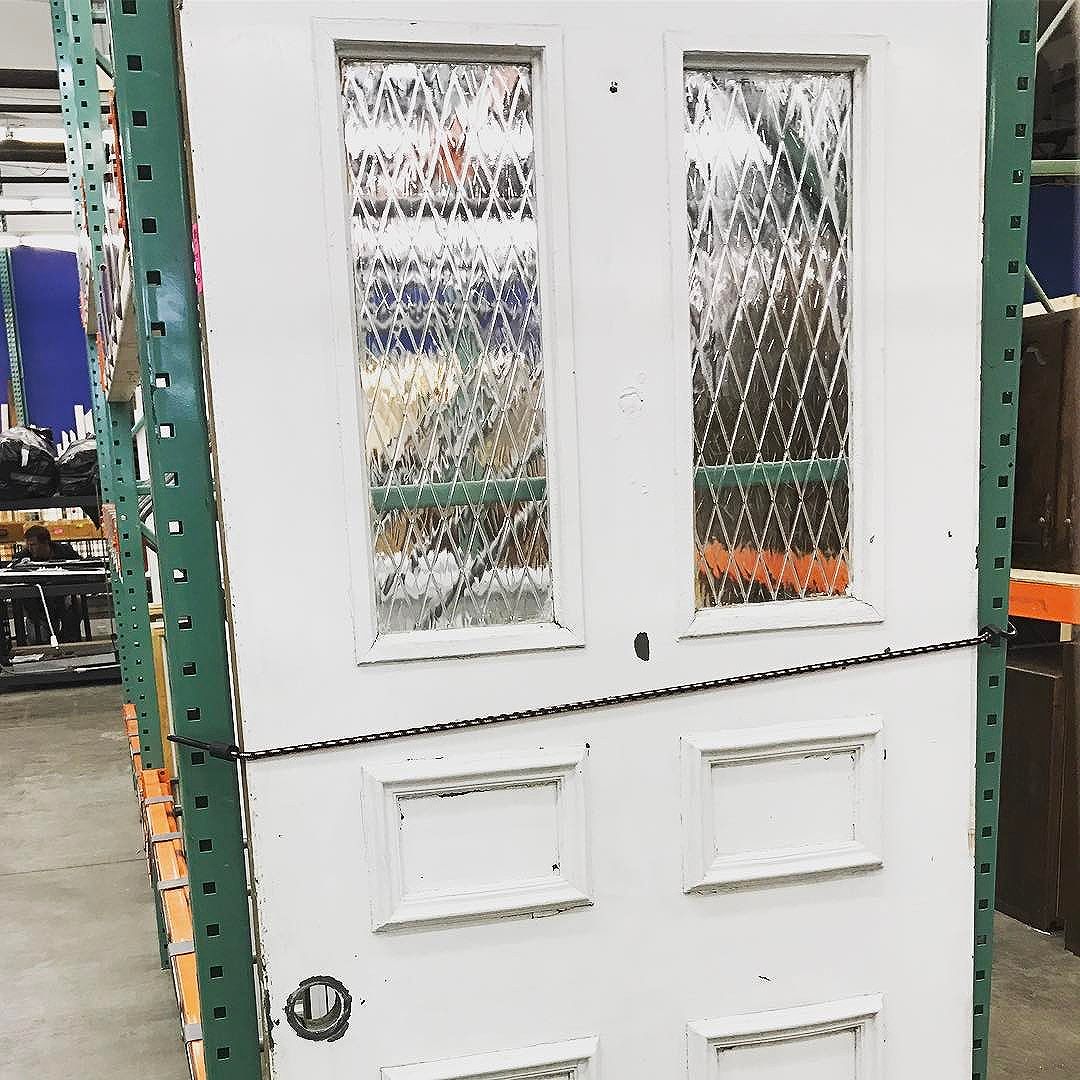 Love the glass detail on this door @habitatgreaterportland Restore!
#portlandmaine #maine #door #glassdesign #whatisoldisnewagain #habitatforhumanity #heartenhome